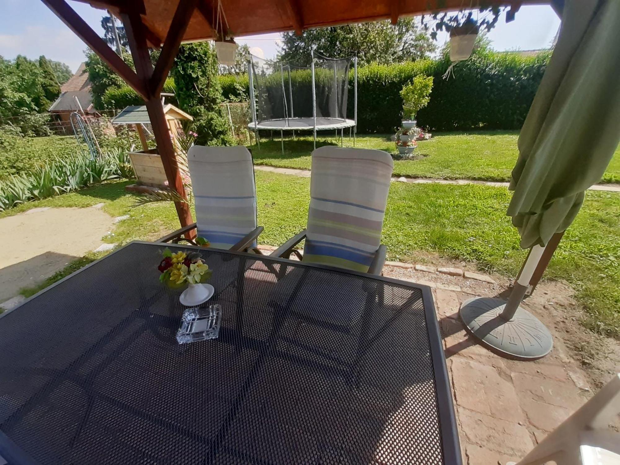 Livi Apartman Merevfalu Kerti Medencevel Fonyód Exterior foto